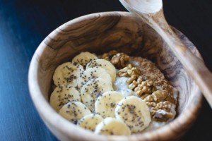 foodiesfeed.com_oatmeal-chia-banana-walnuts